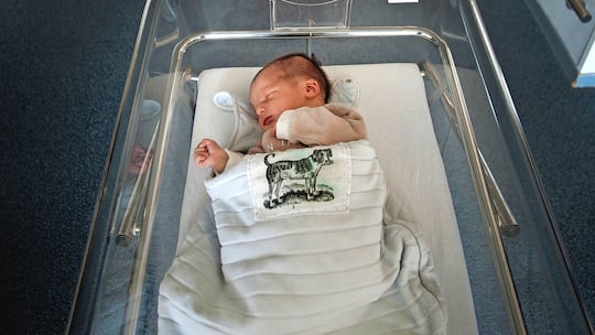 Gesundheitskosten: hohe Rechnung nach der Geburt