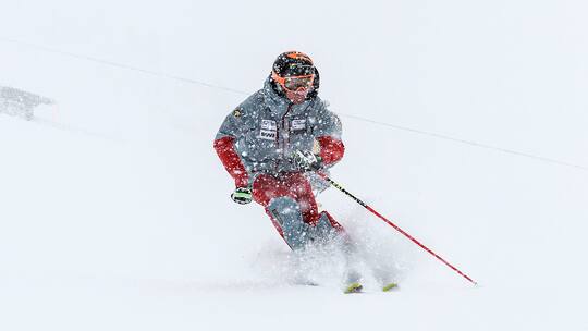 Thomas Pfyl beim Skifahren