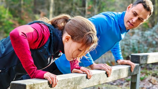 Jasmine Helbling und Marton Gintner trainieren an einem Posten des Vitaparcours