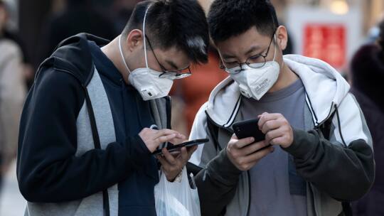 Männer mit Atemmaske schützen sich vor dem Coronavirus