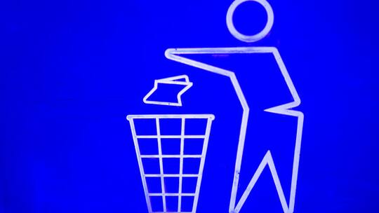 Ein Männchen bei der Abfallentsorgung