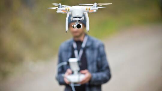 Neues Drohnen-Reglement: Wer eine fliegen lässt, muss sich registrieren.