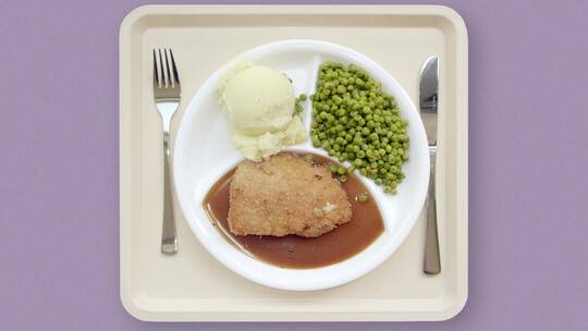 Tablett auf dem typisches Kantinenessen steht