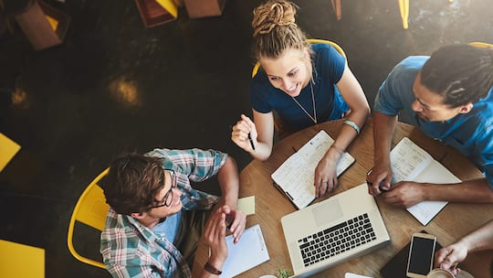 Studierende im Café