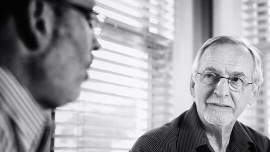 Alter Mann beim Psychotherapeuten.