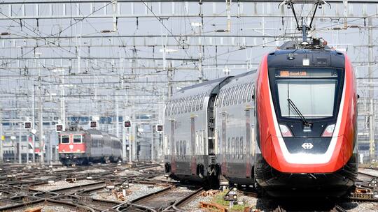 Fernverkehrszug Dosto unterwegs