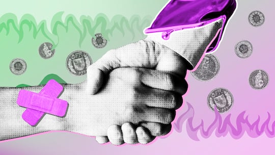 Collage: Handschlag mit Münzen und Pflaster - Eine neue Grundversicherung hat man schnell. Bei Zusatzversicherungen ist es nicht so einfach. Worauf Sie achten sollten