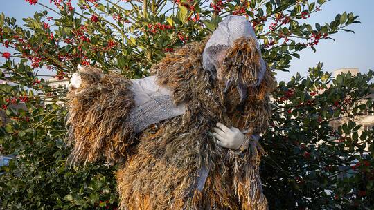 Eine Ukrainerin hat einen Tarnanzug selbst genäht.