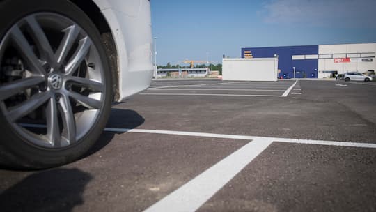Bild des privaten Parkplatzes an der Shoppingmeile in Lyssach. Ein Auto steht auf einem der Parkfelder.