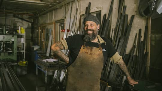 Andreas Walt, fotografiert in seiner Metallwerkstatt in Neunkirch am 29. August 2023.© Samuel Schalch