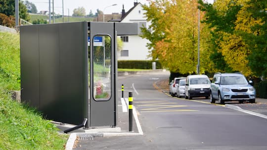 Steht schräg in der Landschaft: Bushaltestelle Asylstrasse in Männedorf