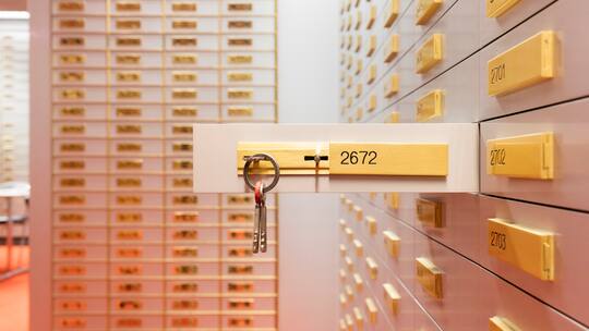 A key in an open client safety deposit box in the vault of a bank in Switzerland on August 31, 2016. (KEYSTONE/Gaetan Bally)Ein Schluessel steckt in einem offenen Kundentresorfach, aufgenommen im Tresorraum einer Bank am 31. August 2016. (KEYSTONE/Gaetan Bally)