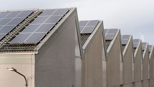 Solarpanels auf dem Dach des SBB-Reparaturcenters in Zürich-Altstetten