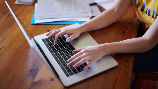 Studentin am Laptop - Nahaufnahme. Eine zielstrebige Lernende steht vor der Aufnahmeprüfung für die Berufsmittelschule. Die Familie kann die Kosten für den nötigen Vorbereitungskurs nicht tragen. SOS Beobachter springt ein.