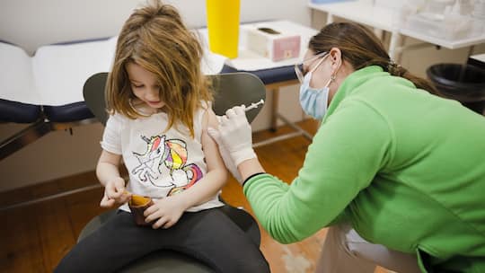 Ein 5-jähriges Mädchen lässt sich im Referenz-Impfzentrum des Kantons Zürich gegen Covid-19 impfen.