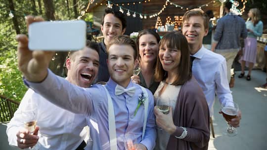 Hochzeitsgäste machen ein Selfie von sich