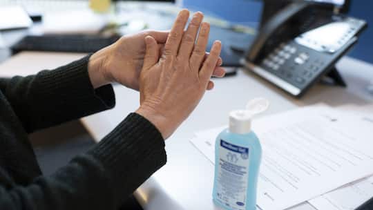 Coronavirus: Frau desinfiziert Hände