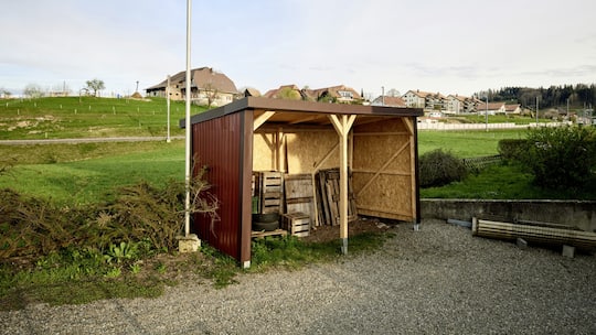 Lausige Arbeit: Diesen Holzunterstand errichteten reisende Handwerker – für teures Geld