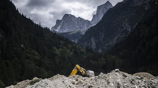 Bauarbeiten und Blick auf den Piz Cengalo am Mittwoch, 9. August 2023, in Bondo. Am 23. August 2017 kam es am Piz Cengalo zu einem Bergsturz und anschliessenden Murgaengen. Acht Menschen starben, das Dorf musste evakuiert werden. (KEYSTONE/Gian Ehrenzeller)