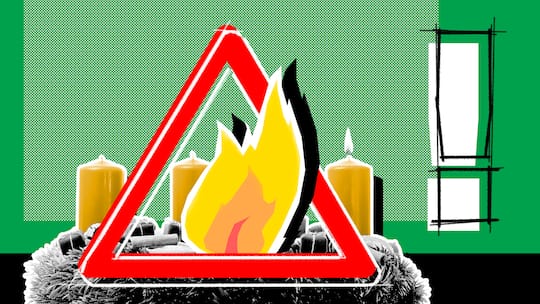 Ein Adventskranz steht in Flammen. In der Adventszeit ist das Brandrisiko höher als sonst. Kennt man die Gefahren, steht der Besinnlichkeit nichts im Wege.