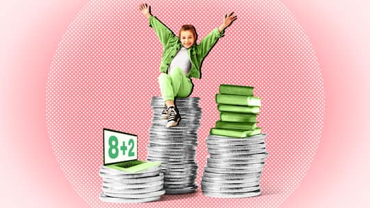 Jugendliche sitzt auf einem Stapel Geldmünzen - Ein Kind muss bis zur Vollendung der Erstausbildung finanziert werden, besagt das Gesetz. Was aber als Erstausbildung zählt, ist nicht klar definiert