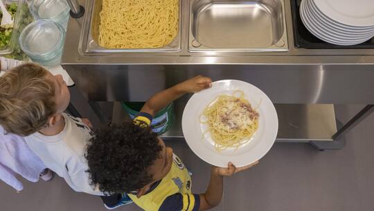 Kinder an einer Essensausgabe - 90 Franken für den Mittagstisch von drei Kindern: Für diesen Betrag könne man in Luzern gut auswärts zu Mittag essen, hiess es in einem Beobachter-Newsletter. Eine Leserin kritisiert das nun. Wie sehen Sie das? Diskutieren Sie in der Kommentarspalte mit