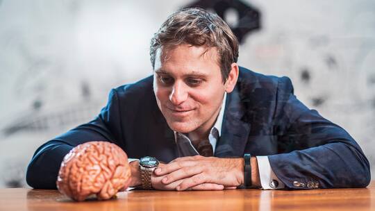 Pascal Kaufmann betrachtet das Plastikmodell eines Hirns