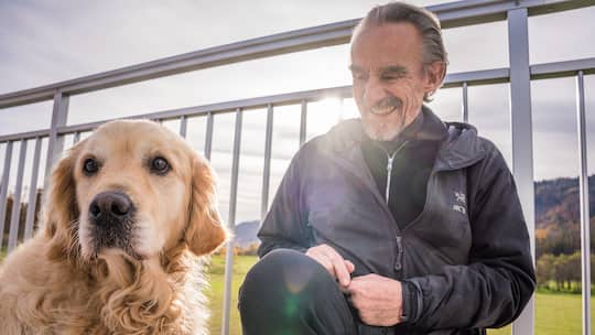 Patrick Frey und Golden Retriever Mila – Menschen und ihre Hunde sind sich verwandt – optisch und charakterlich. Wir prüfen bei bekannten Leuten, ob das auch bei ihnen zutrifft