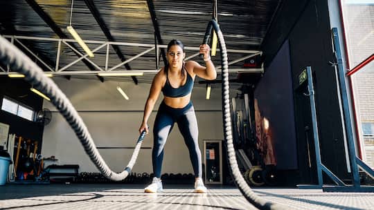 Frau im Gym: Fit in den Frühling So finden Sie das günstigste Fitnessstudio Bei Fitnessabos gibt es grosse Preisunterschiede. Der Beobachter hat einen Vergleich gemacht.