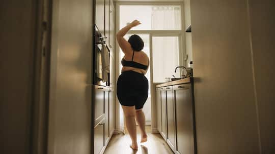 Die Abnehmspritze ist in aller Munde. Oder eben nicht im Munde, sie steckt im Bauchfett. Sie ist auch eine Motivationsspritze. Meiner Klientin hilft sie sehr. Nicht nur beim Abnehmen. Auch ihr Liebesleben wurde besser.