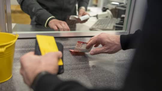 Geldübergabe am Postschalter - Mit Silbernitrat präparierte Banknoten entlarvten 2021 einen Pöstler: Er hatte Bargeld aus Couverts gestohlen. Alle Ausreden und juristischen Winkelzüge verfangen nicht. Nun setzt das Bundesgericht der filmreifen Geschichte ein spätes Ende