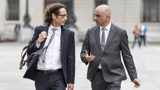 Gegen ihn läuft ein Verfahren: Peter Lauener (links), Kommunikationschef von Bundesrat Alain Berset