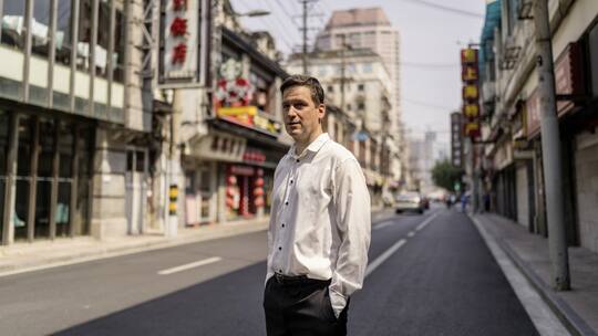 Peter Bachmann auf der Einkaufsmeile Nanjing Road in Shanghai