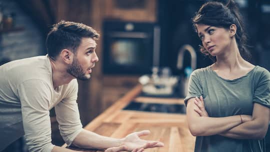 Ein Paar steht in einer Küche und streitet sich. Streit nützt in einem Scheidungsverfahren weder der einen noch der anderen Seite und sollte deshalb zum Wohle einer gütlichen Einigung möglichst vermieden werden.