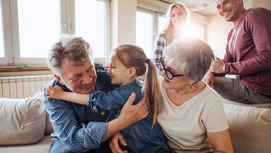 Grosseltern, Eltern und Kind - Eltern hoffen auf Entlastung, Senioren wollen Freiheit. Wie viel Hüeti-Dienst ist Pflicht? Ein Generationen-Konflikt über Zeit, Grenzen und Erwartungen