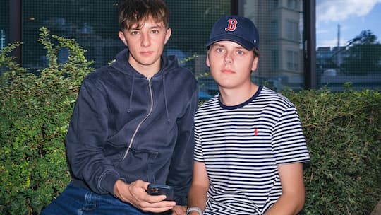 Portraits und Themenbilder zum Thema Social Media - Jugendliche gefangen im Feed, fotografiert von Tom Huber am Montag, 31. August 2026 in der Stadt Zürich. Beobachter Reportage 19/2026. Im Bild: Andrin, 17, andrin.waelti@icloud.com, blauer Pulli, k…