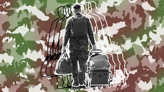 Ein Mann in Tarnkleidung trägt Taschen aus der Rückansicht vor Camouflage. Tipps für die Rekrutenschule.