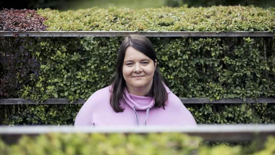Portrait von Lea Blattner - Konversionsmassnahmen, mit denen queere Menschen umerzogen werden sollen, sind auch in der Schweiz ein Problem. Was der Bundesrat festgestellt hat und Prix-Courage Kandidatin Lea Blattner nun fordert