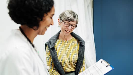 Eine Ärztin diskutiert mit einer Patientin die medizinischen Testresultate - Check-ups sind nicht immer empfehlenswert – manchmal kann eine Diagnose sogar mehr schaden als nützen. Welche Vorsorgemassnahmen für Männer und Frauen sinnvoll sind