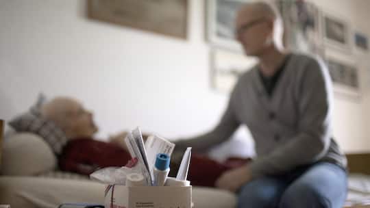 Frau pflegt alten Mann - Betreuungsgutschriften in der AHV sollen die unbezahlte Pflege von Angehörigen belohnen. Eine gute Idee, die in der Praxis scheitert. Das sind die Gründe