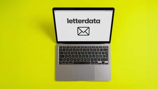 Auf dem Bildschirm eines Laptops sind der Schriftzug «Letterdata» und ein Briefsymbol zu sehen.