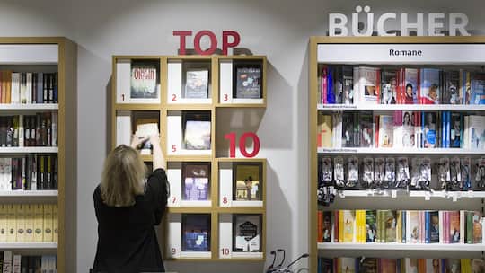 Ein Ex Libris Mitarbeiterin raeumt Buecher im Regal der Ex Libris laden im Glattzentrum am 14. Maerz in Wallisellen. (KEYSTONE/Gaetan Bally)