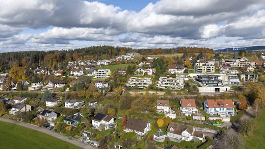 Foto: Sven Thomann, 3.11.2025, Wermatswil (ZH): Wohnhaeuser in Wermatswil bei Uster.
Immobilien, Miete, Wohneigentum, Hypothek, Einfamilienhaus, Bebauung, Wohnungsmarkt, Liegenschaft, Eigentumswohnung, Wohnhaus, Zins, Mietzins, Haus, Immobilie, Sar…
