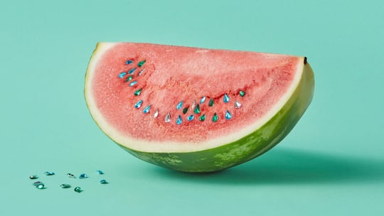 Eine Wassermelone, deren Kerne durch Glitzersteine ersetzt wurden. Wie man Geld aus einer Erbschaft für gute Zwecke nutzen kann.