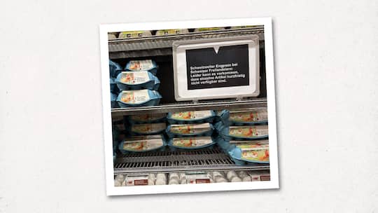 Schild zu Eierknappheit bei Migros - Migros und Coop haben zu wenige Schweizer Freilandeier, um die Nachfrage vor Ostern abzudecken. Auch weil eine andere Eiersorte nicht mehr so gefragt ist