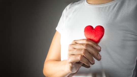 Frau mit rotem Herz in der Hand - 86 Prozent der Schweizer Bevölkerung leistet Freiwilligenarbeit – und hält damit die Gesellschaft zusammen. Das zeigen neue Zahlen in einer attraktiven Infografik des Beobachters