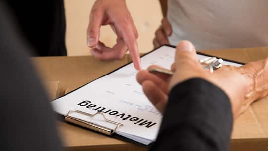 Ein Dokument, auf dem «Mietvertrag» geschrieben steht, wird zur Unterschrift vorgelegt - Mieterinnen und Mieter müssen seit dem 1. Oktober 2025 darüber informiert werden, was ihre Vorgänger für die Wohnung bezahlt haben. Was das für Mieterinnen und Vermieter bedeutet