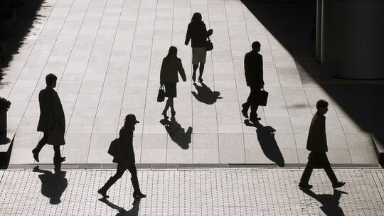 Menschen im Gegenlicht - Silhouetten - auf dem Arbeitsweg – 1,9 Millionen Personen arbeiten hierzulande in einem Teilzeitpensum, ein Anteil von fast 39 Prozent der Erwerbstätigen. Damit ist die Schweiz Vize-Europameisterin.