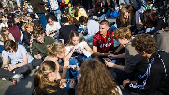 Jugendliche essen Pudding mit Gabeln - Teenager treffen sich in Parks, um Pudding mit Gabeln zu essen. Idiotisch? Nein! Das ist die einzig richtige Antwort auf den aktuellen Wahnsinn der Gegenwart