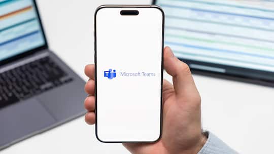 Handy mit Teams-App - Neu zeigt Microsoft Teams an, ob ein Nutzer im Büro ist. So können Arbeitgeber kontrollieren, ob ihre Angestellten unerlaubt im Homeoffice arbeiten. Ist das legal